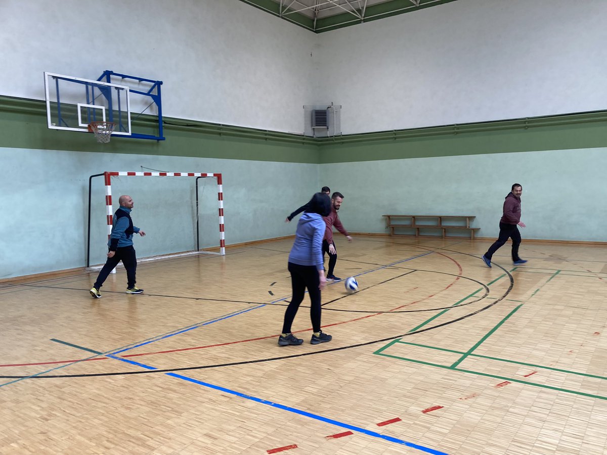 losjinnasias's tweet photo. Y comenzamos la 2a jornada del curso #deportesArtenativos con el #guyball #innovacion @cfiezamora @educacyl https://t.co/56joZyPIID