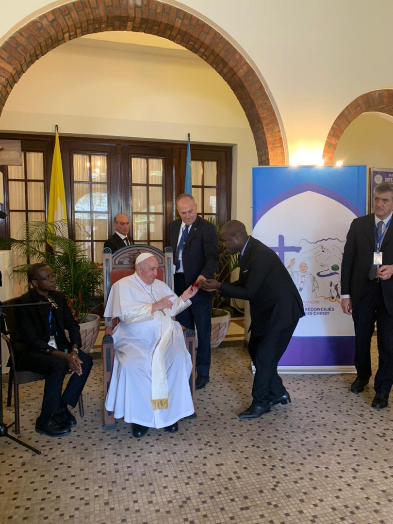 RogerMbuyuK's tweet photo. Notre engagement dans la lutte contre la Corruption, les antivaleurs fait échos! Rencontre avec le Saint Père, Pape François dans une délégation de jeunes étudiants et encadreurs de la jeunesse reçus le jeudi 02.02.23 à la Nonciature. NON A LA CORRUPTION!
#ARMEE
#VisitePape https://t.co/1yMd3N4QMq