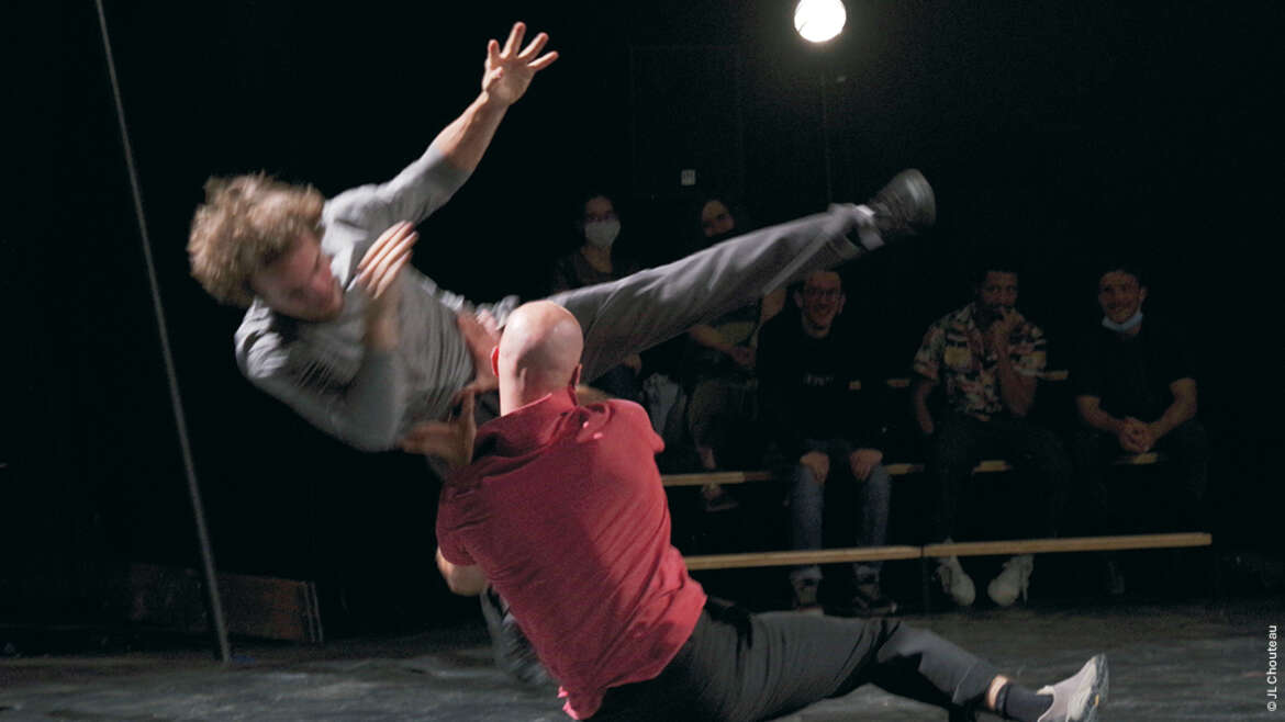 De bonnes raisons met en scène deux acrobates qui philosophent joyeusement sur leur rapport au risque. 

Les 18 et 19 Février 2023, retrouvez Matthieu Gary et Sidney Pin dans leur spectacle de cirque à Béziers

#acrobatie #spectacle #cirque #art #talent <a href="/ScenedeBayssan/">Scène de Bayssan</a>