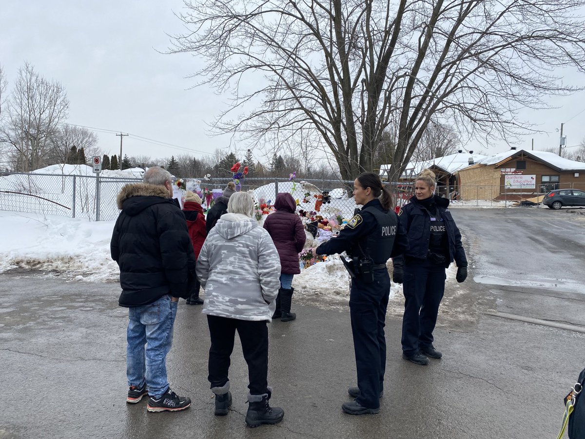 Moment de recueillement devant la garderie éducative Sainte-Rose à Laval.