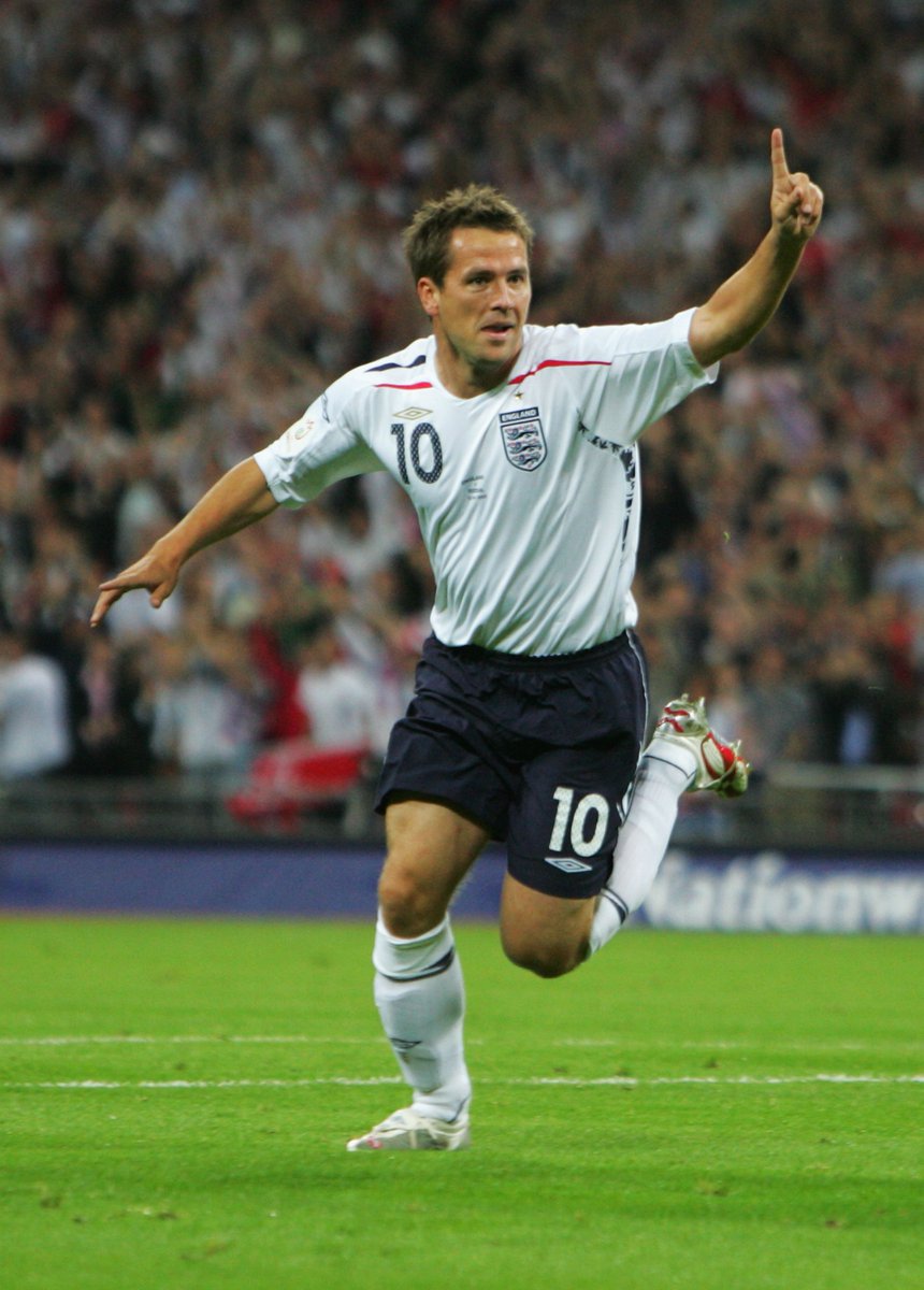 Footballtweet's tweet photo. On this day, in 1998, Michael Owen made his England debut at the age of 18. 🏴󠁧󠁢󠁥󠁮󠁧󠁿

👕 8⃣9⃣ 
⚽️ 4⃣0⃣ https://t.co/bBVeq3PapE