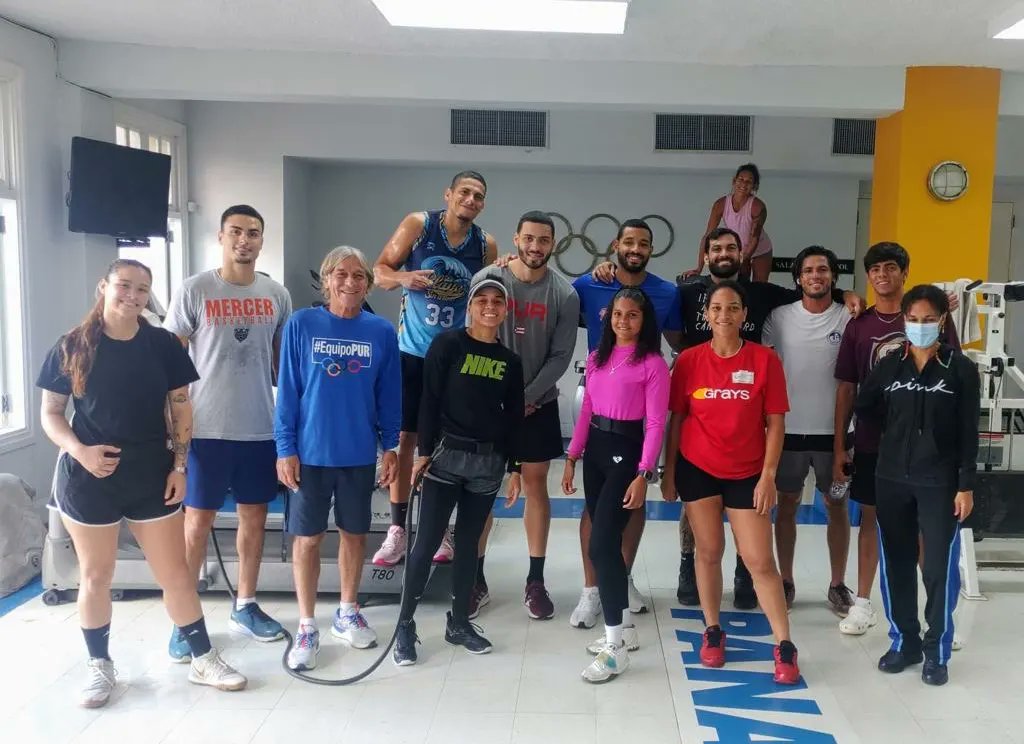 ComiteOlimpico's tweet photo. #LosNuestros continúan su preparación en el gimnasio del COPUR 🇵🇷  

Baloncesto 3x3, Voleibol, Hockey, Boxeo, Surf y Sóftbol juntos en la Casa Olímpica.

#EquipoPUR 
📸 Patricio Chutney - Director del Gimnasio https://t.co/BaVgzWmKUC