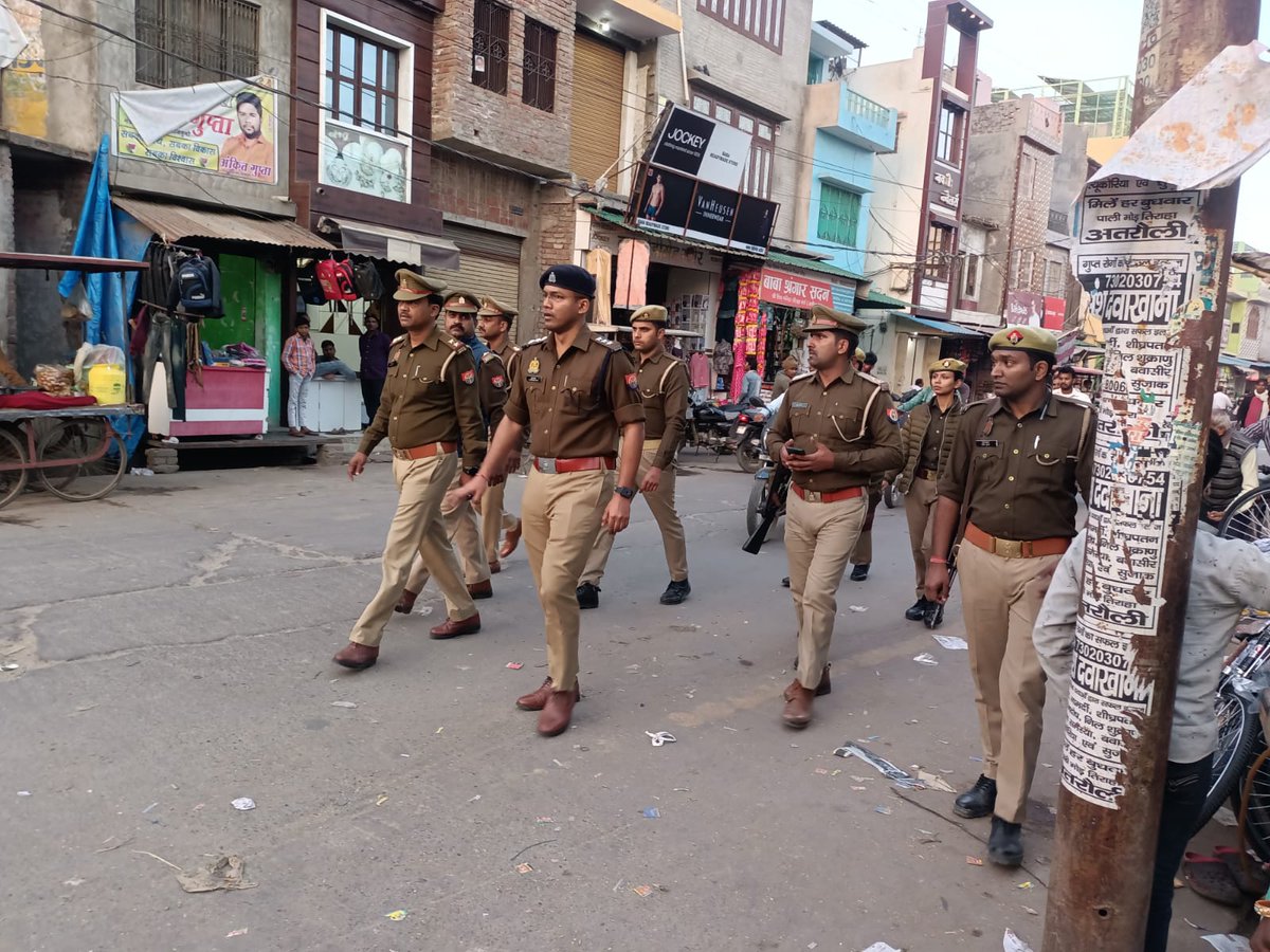 aligarhpolice's tweet photo. #Aligarh 
#SSP_Aligarh  के निर्देशन में #CO_CHHARRA द्वारा कानून एवं शान्ति व्यवस्था के दृष्टिगत शहर क्षेत्र के मुख्य बाजारों एवं मिश्रित आबादी वाले संवेदनशील स्थानों पर पैदल गश्त किया गया ।
#AligarhPolice   #FootPatrolling https://t.co/P3tRatHzuO