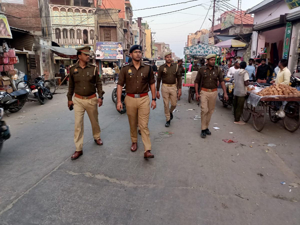 aligarhpolice's tweet photo. #Aligarh 
#SSP_Aligarh  के निर्देशन में #CO_CHHARRA द्वारा कानून एवं शान्ति व्यवस्था के दृष्टिगत शहर क्षेत्र के मुख्य बाजारों एवं मिश्रित आबादी वाले संवेदनशील स्थानों पर पैदल गश्त किया गया ।
#AligarhPolice   #FootPatrolling https://t.co/P3tRatHzuO