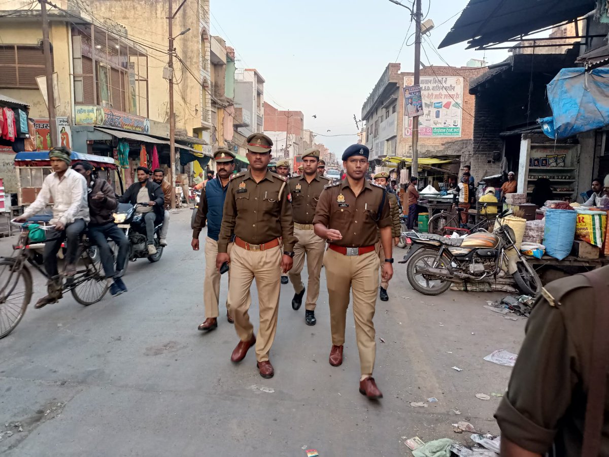 aligarhpolice's tweet photo. #Aligarh 
#SSP_Aligarh  के निर्देशन में #CO_CHHARRA द्वारा कानून एवं शान्ति व्यवस्था के दृष्टिगत शहर क्षेत्र के मुख्य बाजारों एवं मिश्रित आबादी वाले संवेदनशील स्थानों पर पैदल गश्त किया गया ।
#AligarhPolice   #FootPatrolling https://t.co/P3tRatHzuO