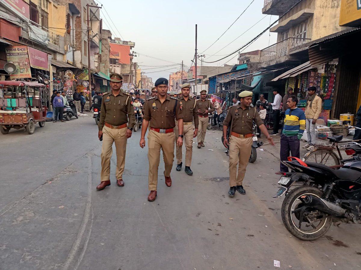 aligarhpolice's tweet photo. #Aligarh 
#SSP_Aligarh  के निर्देशन में #CO_CHHARRA द्वारा कानून एवं शान्ति व्यवस्था के दृष्टिगत शहर क्षेत्र के मुख्य बाजारों एवं मिश्रित आबादी वाले संवेदनशील स्थानों पर पैदल गश्त किया गया ।
#AligarhPolice   #FootPatrolling https://t.co/P3tRatHzuO
