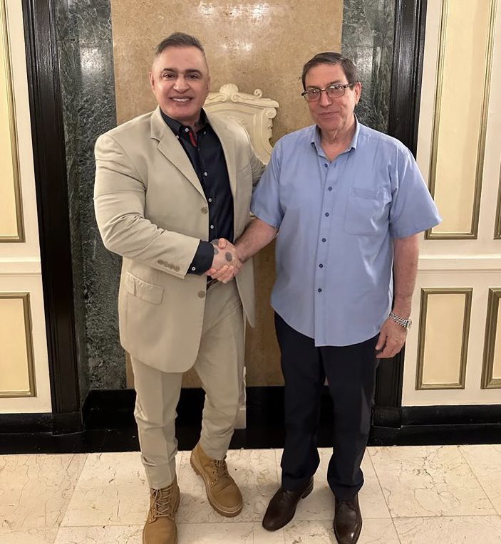 TarekWiliamSaab's tweet photo. #Reencuentro con el querido Canciller de Cuba @BrunoRguezP #rememorando nuestro viaje a Pakistan (2006) a instancias de #Fidel y #Chávez q originó mis libros Los Niños del Infortunio y Memorias de Gulan Rubani .. #Conversando sobre la #GEOPOLITICA y el papel estelar d #Venezuela https://t.co/YCZx5kKBX3