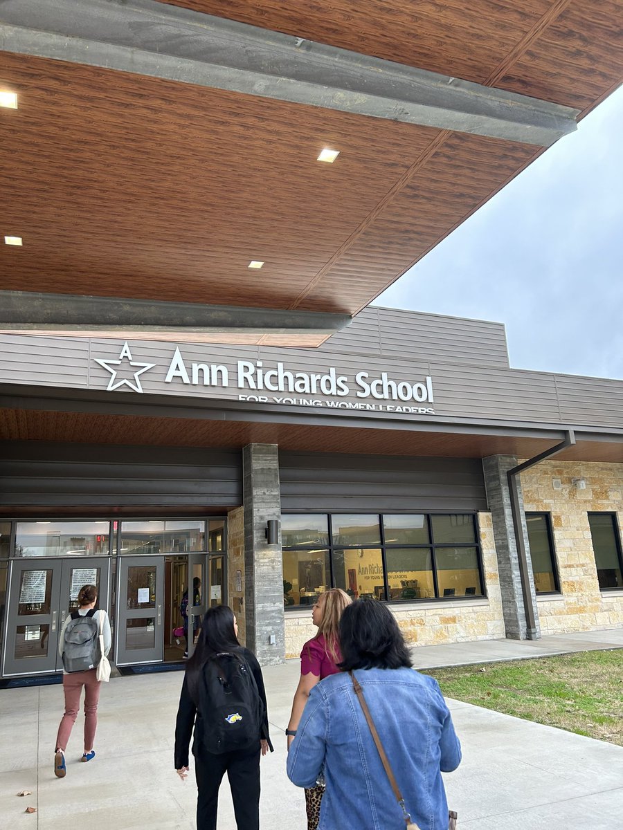 lopezlucy29's tweet photo. Feeling energized &amp; inspired from this week’s visits in Austin! I had the opportunity to join other education leaders across Texas &amp; learn from schools that are innovating in their approach. Thank you @long_view_atx and @AnnRichardsStar for hosting us! https://t.co/rl3SpmIejE