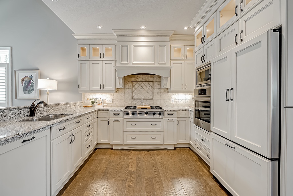 TheKuchmaTeam's tweet photo. This STUNNING renovated, detached BUNGALOFT sits in a quiet enclave in Aldershot. Open house: Sunday, February 12th from 2-4 pm!  976 Shadeland Ave Unit 3 is offered at $1,969,000!
.
.
.
#thekuchmateam #Burlington #realestate https://t.co/qOO6p1SEsH
