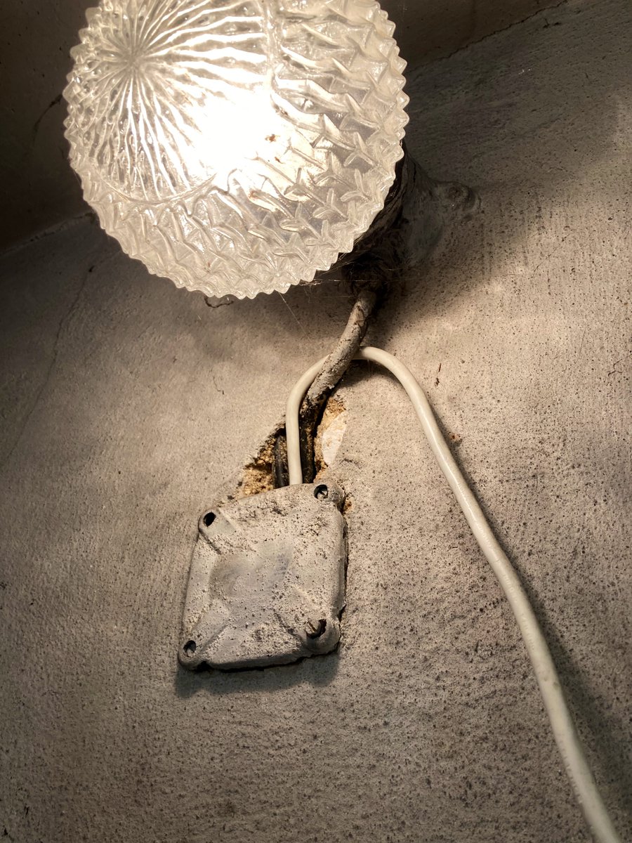 Kdysi dávno se vedení SVJ domluvilo s malým poskytovatelem na zavedení internetu. Žádné smlouvy, jen ústně. Nové vedení o tom ani nevědělo, akorát nám začalo být divné, že vedlejší vchod má třetinové účty za elektriku ve společných prostorách…
Vlezl jsem na střechu a omdlel: