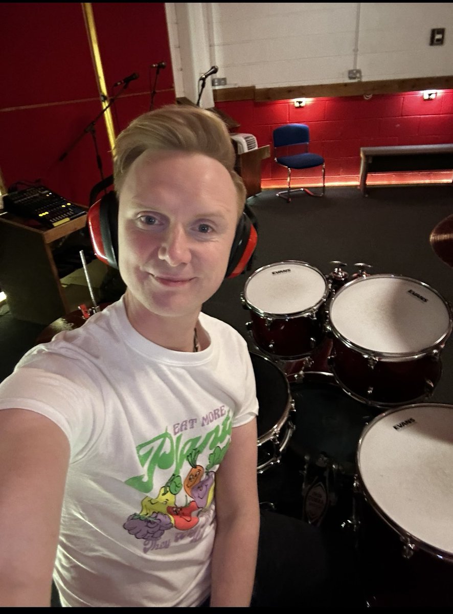 What’s your ULTIMATE airdrum anthem?
That song you can’t help but tap along to or thrash out on a huge imaginary drum kit? Get involved in my new <a href="/BBCRadio2/">BBC Radio 2</a> show! Email your #AirdrumAnthems to owain@bbc.co.uk 🥁