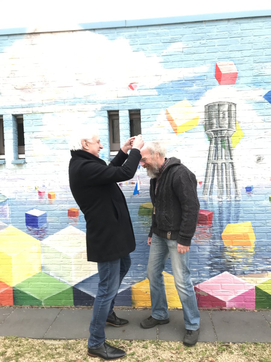 Hoe mooi is dit! Voormalig cultuurburgemeester Jaap Harmsen hangt de cultuurketen om bij de nieuwe cultuurburgemeester van de gemeente Hellendoorn: Jan Verhoek! Heel veel plezier en succes gewenst Jan! 💐🎨🎼🎉🖊️