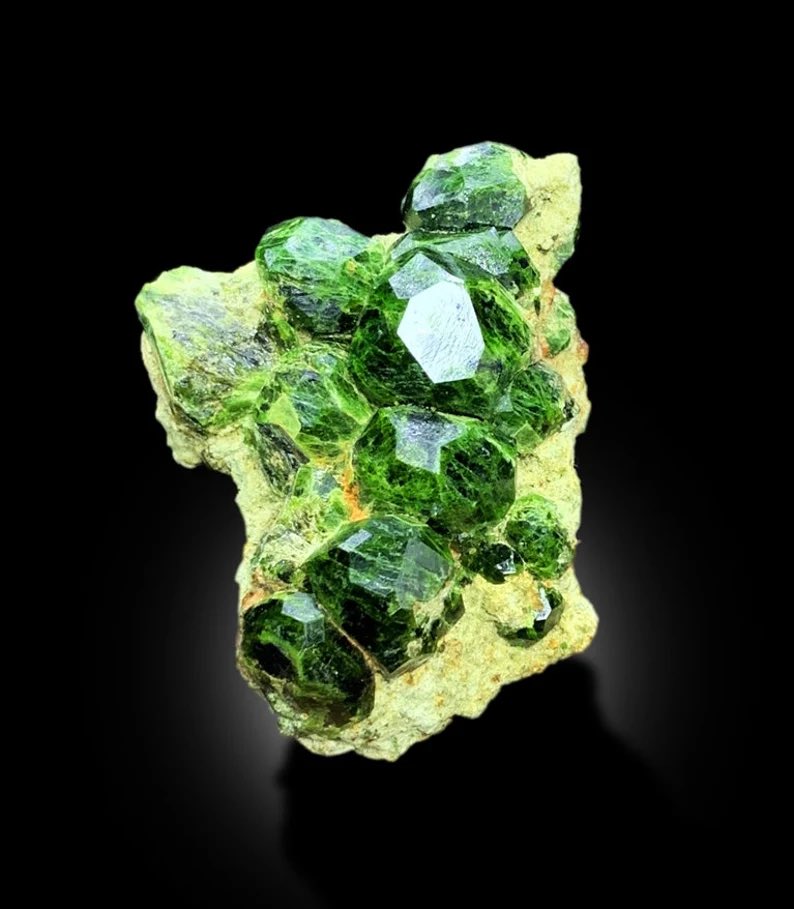MineralParadise's tweet photo. #greengarnet #garnetspecimen #garnetcrystal #garnet #demantoidgarnet #geology #rocks #gemstones #crystals
https://t.co/yl8714zmFc https://t.co/3WvKc8dLnP