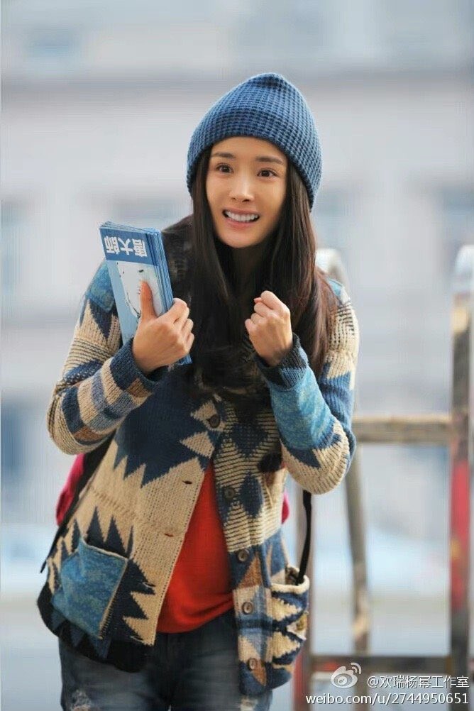 Queenbee_fox's tweet photo. #YangMi 
will be broadcast on CCTV-6 movie channel this Saturday.

Starring in the movie #BreakUpGuru,

Eat a hot pot, 
make an appointment with a movie and have a happy weekend.

Good night Xiaochun Ye #YangMi 
Good night, Fat Bee https://t.co/v1T234wdte