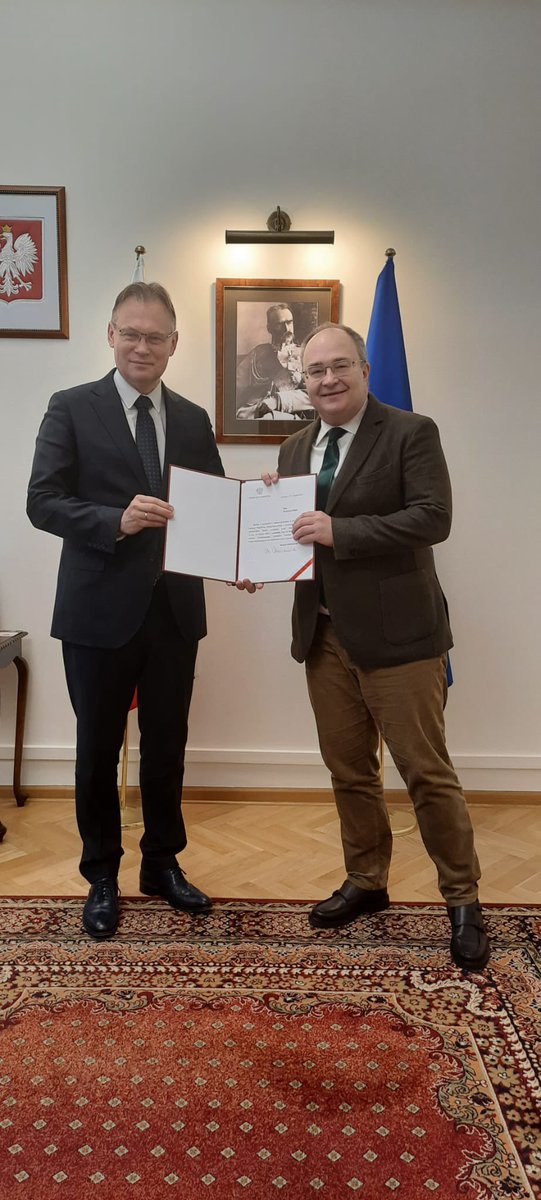 arekmularczyk's tweet photo. Krzysztof Rak Dyrektorem Fundacji Współpracy Polsko-Niemieckiej.
Dzisiaj wręczyłem powołanie dla @krzysztofrak66 podpisane przez Premiera @MorawieckiM. Życzę powodzenia w pełnieniu tej misji. https://t.co/6EfUBvKsQi
