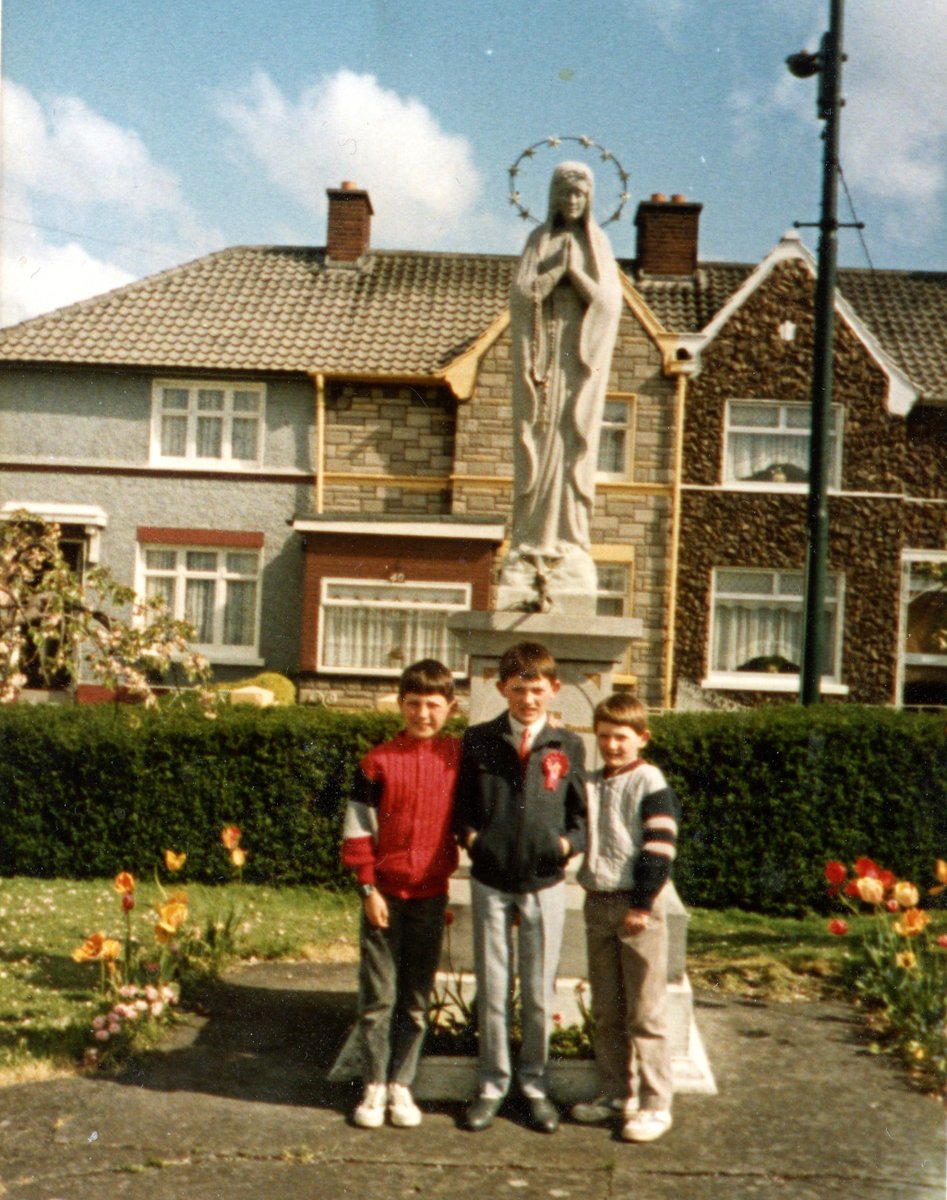 Duckbooks's tweet photo. On visiting my grandparents in the Dublin of the 1980s:
The street smelled of boiled onions and marrowfat peas. Paisley pajamas and piss-stained long joins flapped along the clotheslines the criss-crossed the gardens at the back of the terraced houses.
#InOrdinaryTime
4/11🧵 https://t.co/lA3oGFqFf1