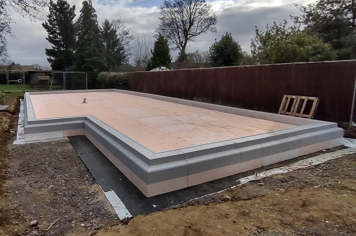 A recent #ISOQUICK slab install completed in Oxfordshire.

The wider than normal edge section was provided to line up with the <a href="/EcoCocon/">EcoCocon - Straw Wall System</a> straw-filled timber frame that will be erected to form the structure of the building.

#BuildHomesBetter #InsulatingFoundation #Passivhaus
