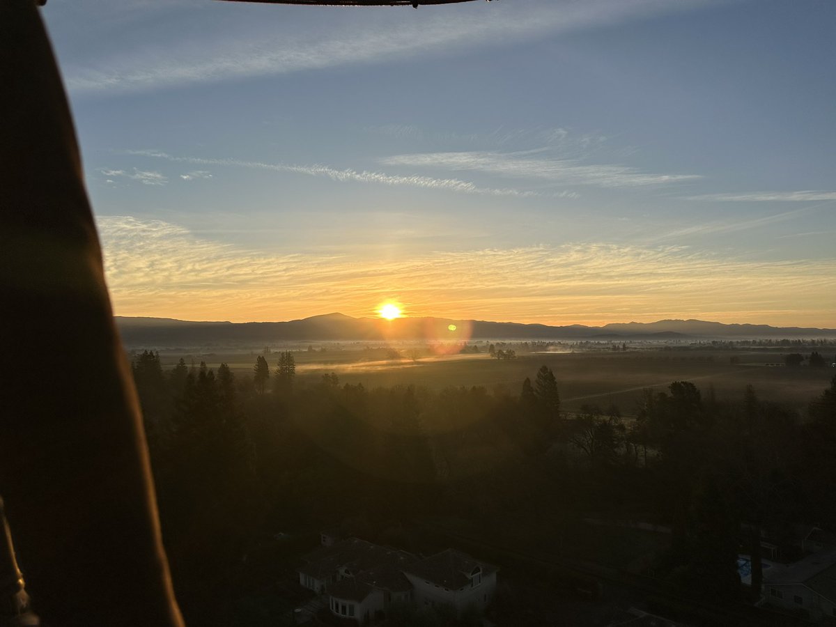 Got something off the #wanderingkellers #BUCKETLIST yesterday. Took a hot air balloon ride with @BATVNAPA in #napavalley. Gorgeous views of the vineyards at #sunrise. Thanks to captain Carl for making it such a memorable trip. #nature #wine #vineyard