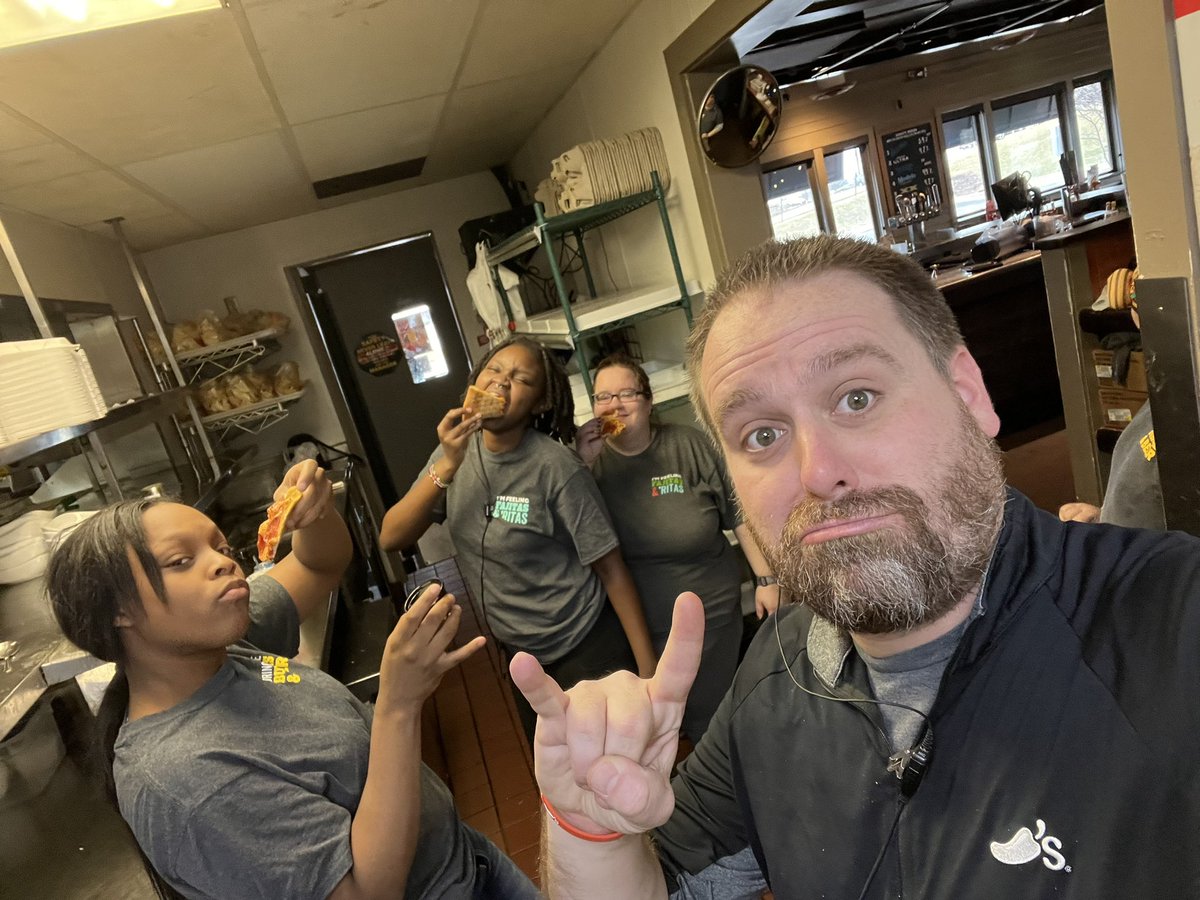 ChilisBrett16's tweet photo. National Pizza Day with the team! #GettingDownInFloTown #chilislove #culturematters @strtch33 @Mikwhittington https://t.co/ygttQhSO4U