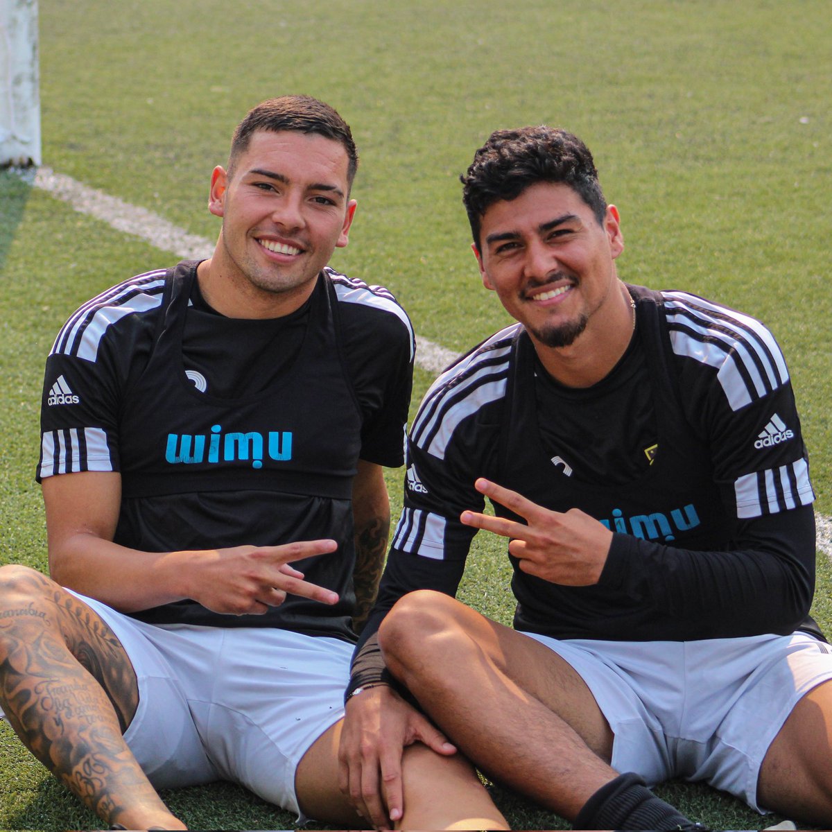 Matías Leiva y Odswart Canessa les desean una buena tarde a toda la Familia Aurinegra 💛🖤

#SomosHistoria 🚂