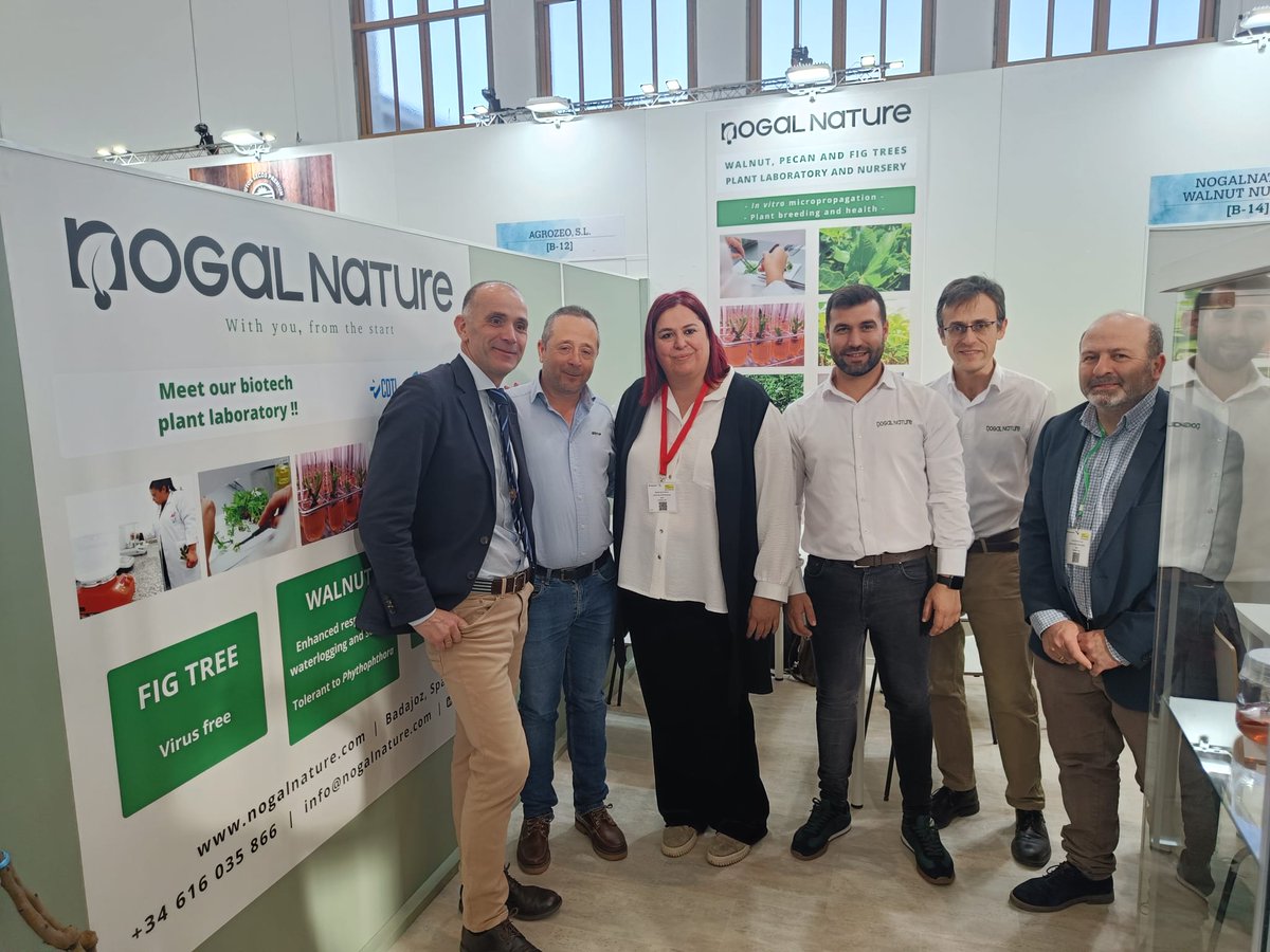 Hoy se pasaba por nuestro stand de @FruitLogisticaE en Berlín, la Consejera de Agricultura de la Junta de Extremadura. No hemos dudado en inmortalizar el momento.

Contigo desde el inicio🌱

#agricultura #juntadeextremadura #fruitlogistica2023 #plantas #viveros #nogal #berlin