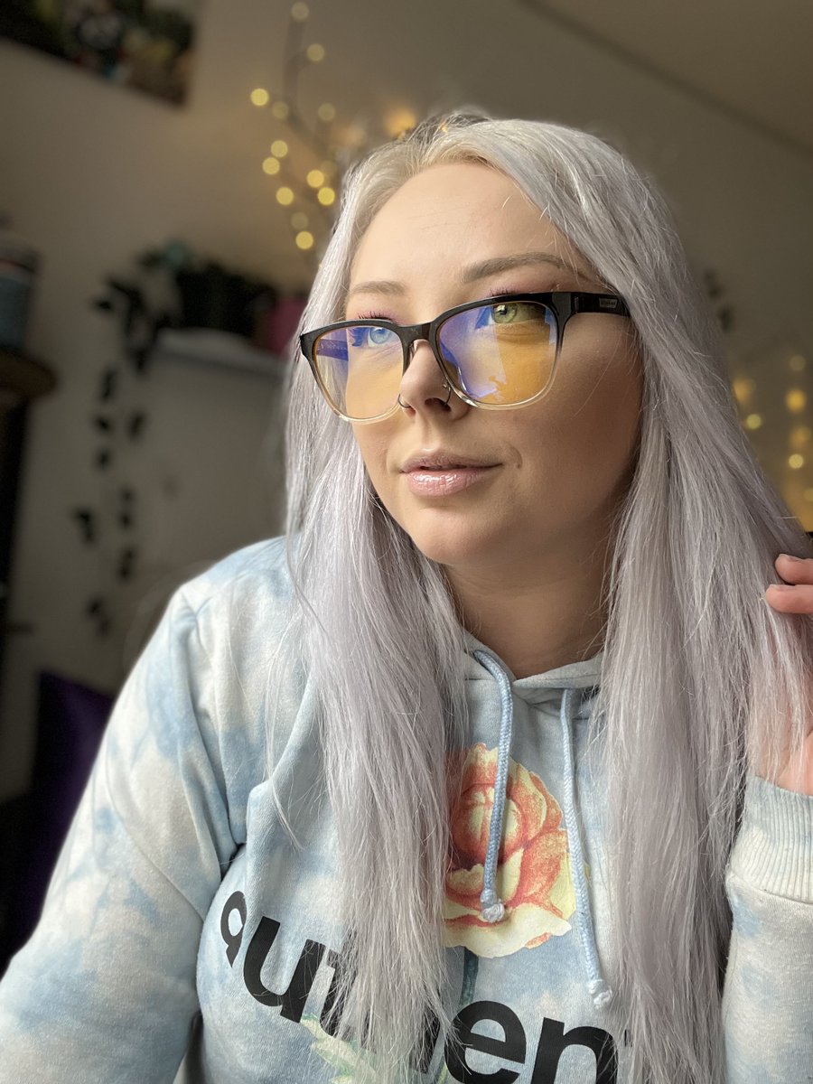 Everyone who chooses a frame and style puts their own unique style to it and <a href="/A1000YearsTV/">A 1000 Years 👽</a> is no exception! She's rocking the Berkley frames in "Onyx Fade" and she protects her eyes from harmful blue light from screens 🔹🔷🔹