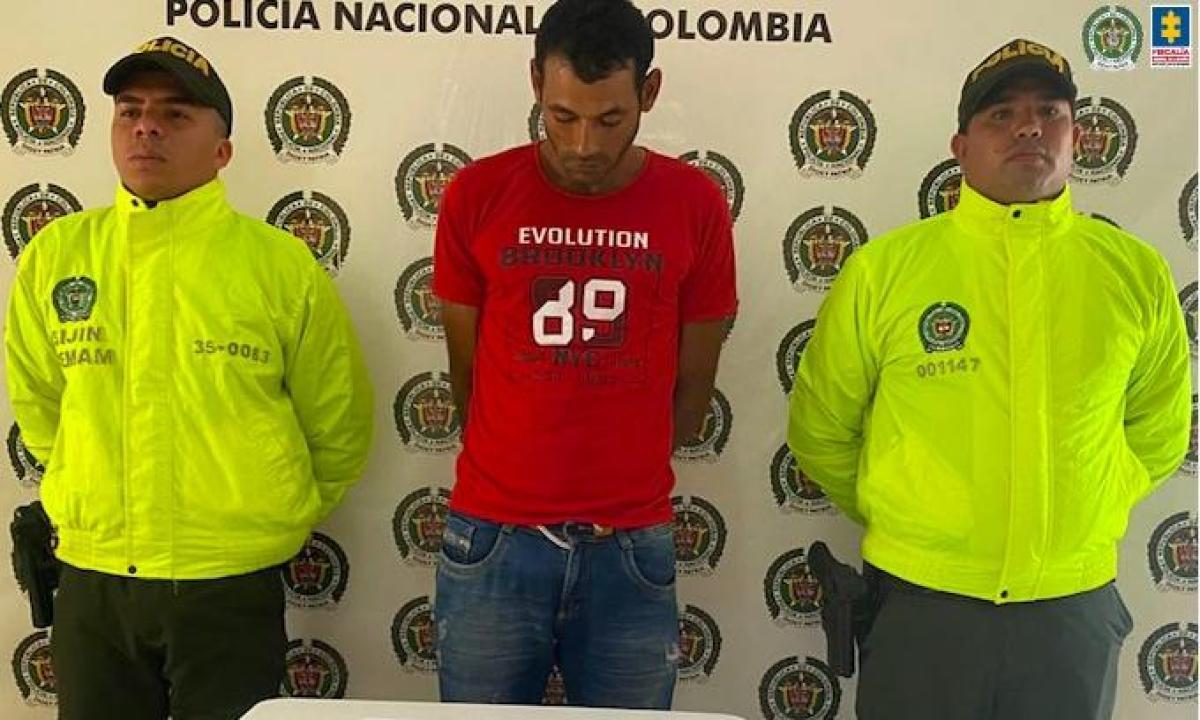 ELTIEMPO's tweet photo. #Colombia | Cárcel a hombre que casi mata a su pareja con machete y que retuvo a sus hijos. 

El hombre tuvo que ser amarrado a un árbol por la comunidad para entregarse a las autoridades. Más información ► https://t.co/qBuXMT4lHr https://t.co/HuQR5LMZGZ