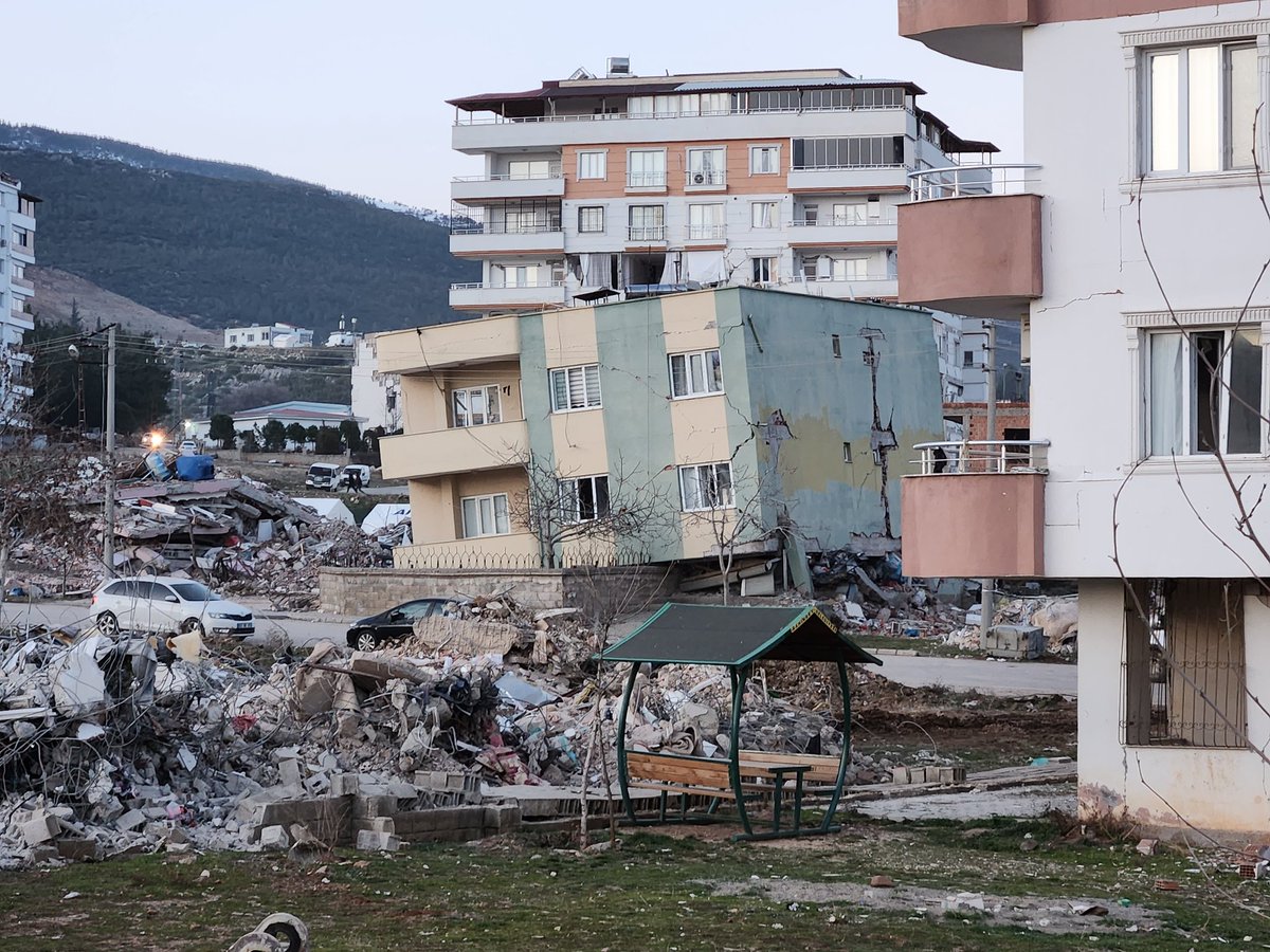 CGokceoglu's tweet photo. Bugün Nurdaği ve Islahiye civarında gözlemler yaptık.
Bazı yorumlar:
-Büyük mühendislik yapıları olağanüstü performans göstermiş 
-iyi mühendislik hizmeti almış yapılarda sorun yok
-Nurdaği ve Islahiyedeki konutların çok büyük bölümü çok ağır hasar almış + https://t.co/HeKDhqdMAd