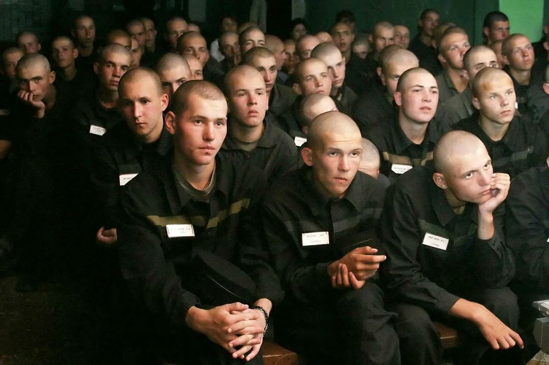 1/ Following Yevgeny Prigozhin's statement that his Wagner Group will no longer be recruiting Russian convicts, the Russian Ministry of Defence is reportedly putting them in penal battalions in the regular army, with a slightly more humane disciplinary approach than Wagner. ⬇️