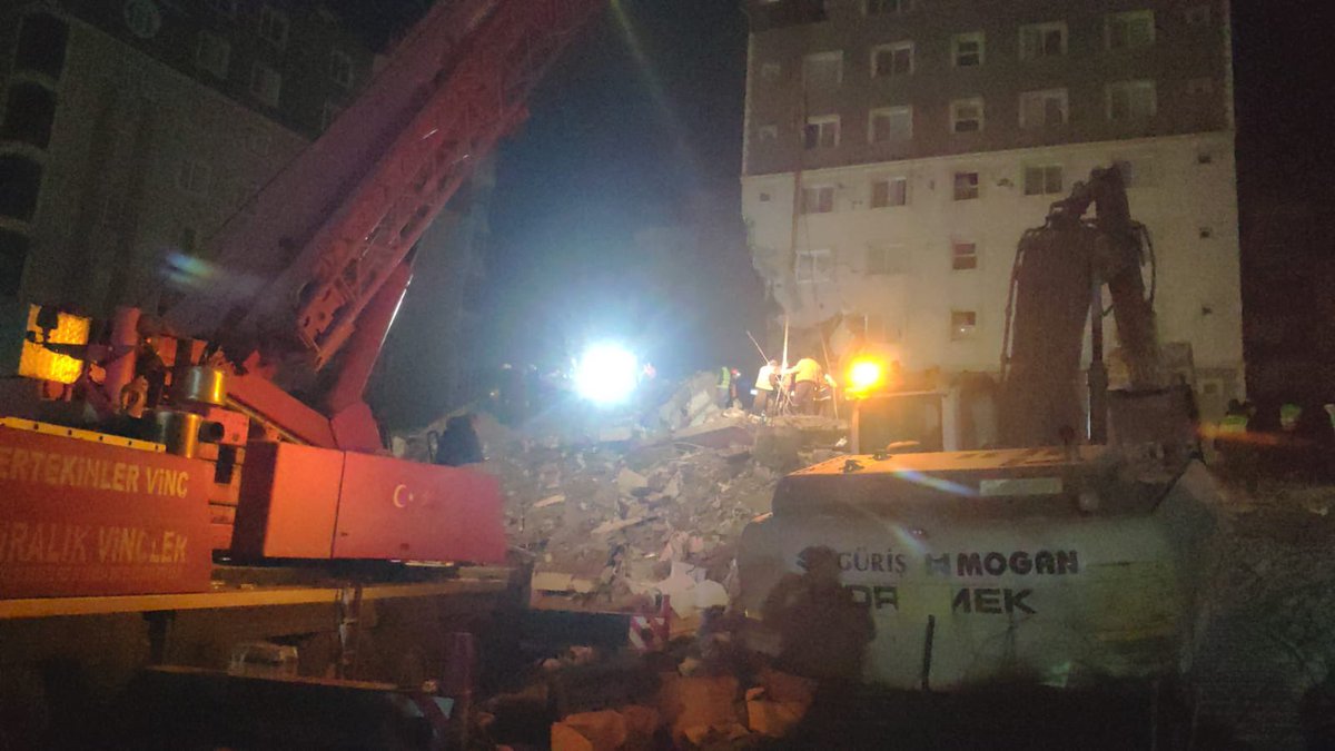 Aydınlatma lazım..!!! Akademi hastanesi karşısı firuz apt süleyman mut apt. Ayarlanıyor numara alıp arıyoruz açmıyorlar kavga çıktı ışık için. Konum belli enkaz belli fotoğraflar belli ulaştığınız kişilere atın. İlla iletişim şart mı orada telefonların çekmemesi çalmaması normal