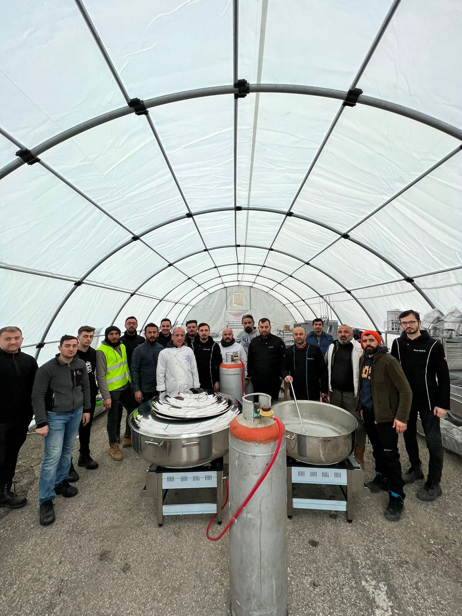 Hatay Kırıkhan 408 sokak muhtarlığın önü Pazartesi Pazarında Bursa İl Milli Eğitim Müdürlüğünün çadırında sıcak yemek servis ediliyor 3 öğün olacak ihtiyaç sahipleriyle lütfen paylaşın