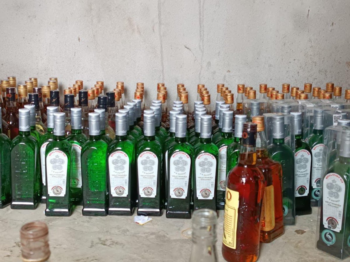 PSecours225's tweet photo. 🔴 ALERTE ANYAMA : ATTENTION ⚠️ À CE QUE VOUS BUVEZ : 

GROSSE PRISE DE LA GENDARMERIE NATIONALE.
Un entrepôt de fabrication de boissons de contrefaçon démantelé par la @GendarmerieRci .
Des détails tout à l’heure . https://t.co/l1l4EovdT4