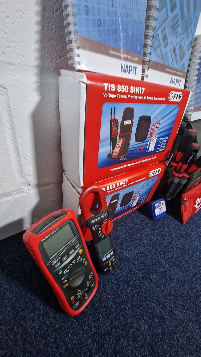 Little giveaway for national apprenticeship week. We also have some torches from ledlenser to include I believe. Some bought by me with other bits from <a href="/Klein1857/">Klein Tools UK</a> <a href="/efixx247/">efixx</a> <a href="/Testinstrument/">T I S</a>. One big kit plus a few runner up prizes. Like and retweet to enter. UK only 🙌💪