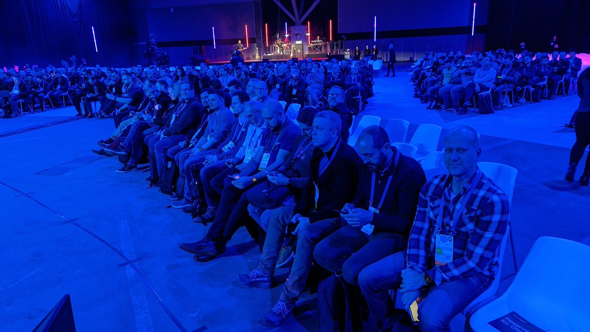 petergjones's tweet photo. #CiscoLiveEMEA #KeynoteWithChamps
#CiscoChampion @CiscoChampion https://t.co/gVqGg85eZW