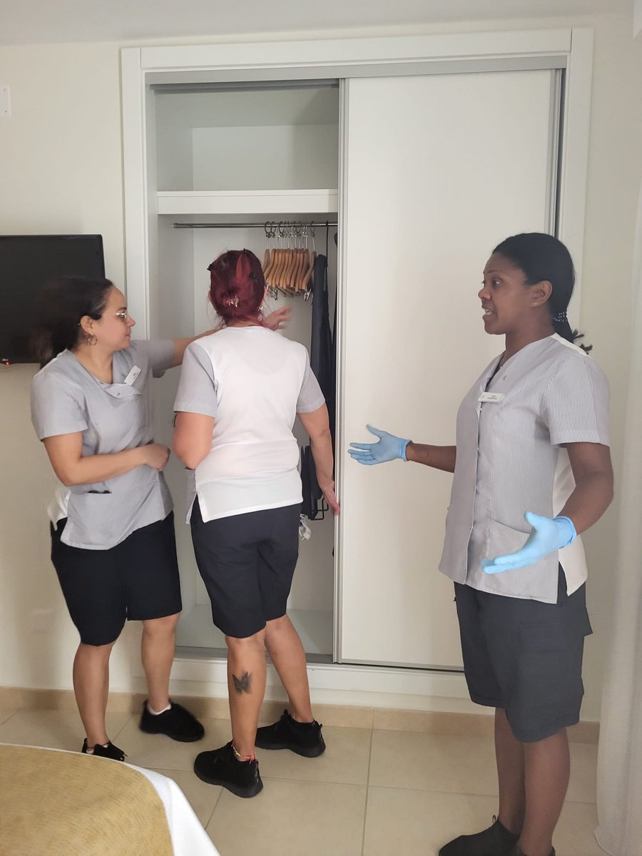 lourdesGober's tweet photo. Tras varios #microtrainings hoy tocó examen práctico sorpresa por nuestra compañera Luz! Que divertido ha sido ordenar con detalle y cuidado un apartamento en equipo. Así da gusto aprender. #TRABAJOENEQUIPO #sunsetharbourclub https://t.co/zGiiiysA1e