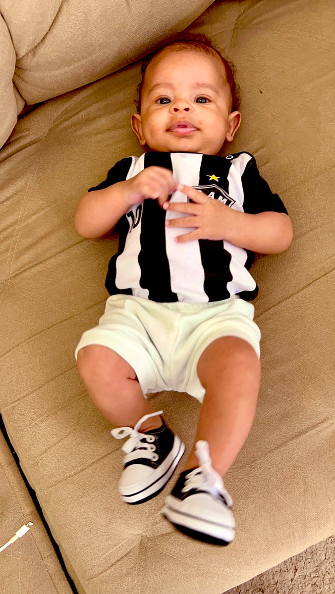 macelo122's tweet image. Arthur pé quente. @GaloNaVeia @Atletico  
2 meses de vida e nunca viu o galo perder 😎😎