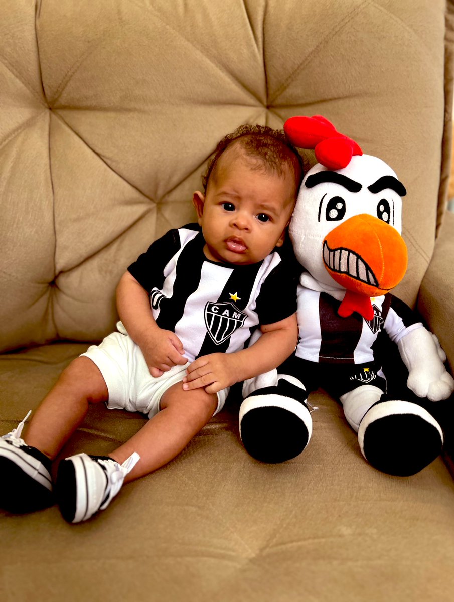 macelo122's tweet image. Arthur pé quente. @GaloNaVeia @Atletico  
2 meses de vida e nunca viu o galo perder 😎😎