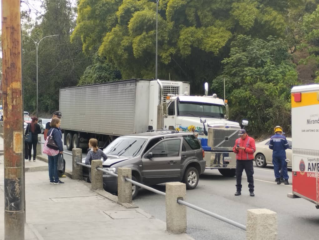 traficovv's tweet photo. Vía @MonitorLosAltos #MonitorAlerta | #9Febrero  12:44m Colisión de dos vehículos de frente en el km 1 de la Panamericana. Bomberos en el sitio asistiendo a los heridos, recomendamos vías alternas ya qué hay fuerte retraso. https://t.co/H2nvhNcR76