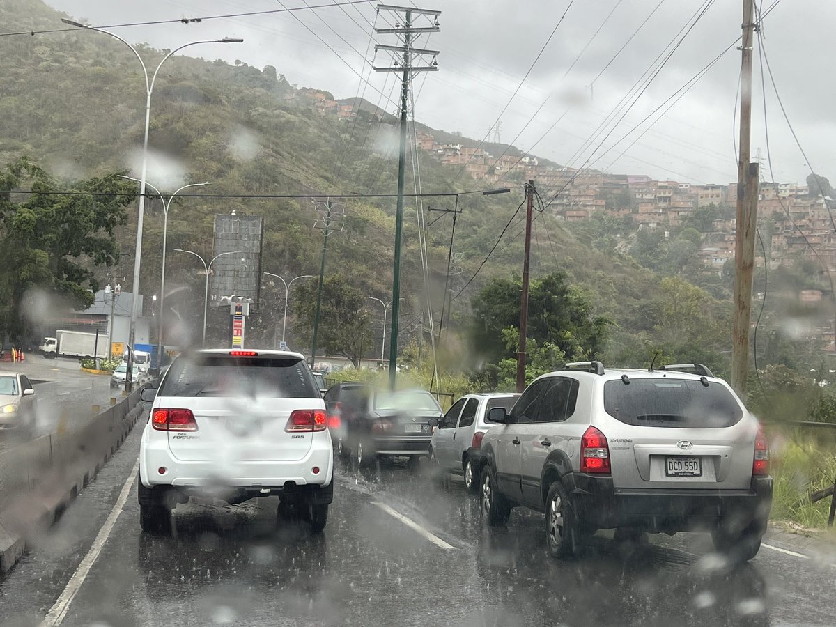 traficovv's tweet photo. Vía @MonitorLosAltos #MonitorAlerta | #9Febrero  12:44m Colisión de dos vehículos de frente en el km 1 de la Panamericana. Bomberos en el sitio asistiendo a los heridos, recomendamos vías alternas ya qué hay fuerte retraso. https://t.co/H2nvhNcR76
