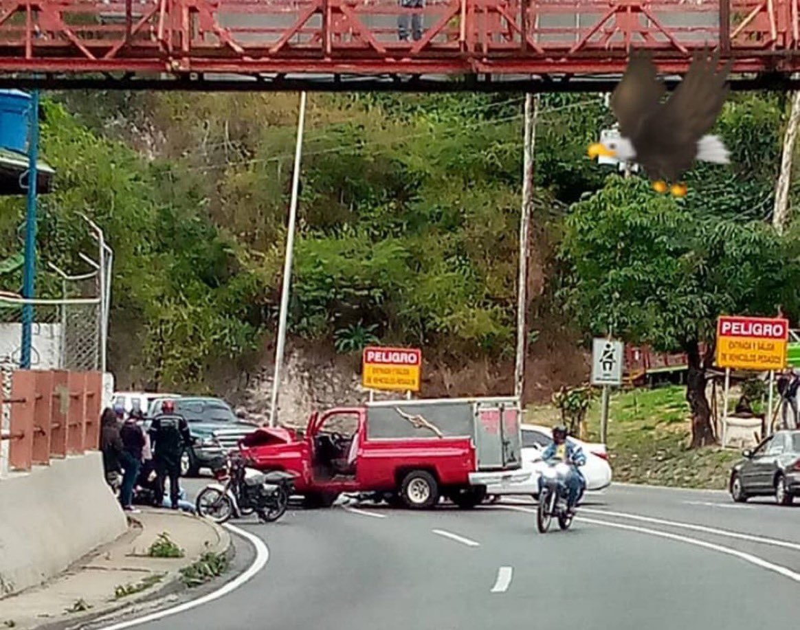 traficovv's tweet photo. Vía @MonitorLosAltos #MonitorAlerta | #9Febrero  12:44m Colisión de dos vehículos de frente en el km 1 de la Panamericana. Bomberos en el sitio asistiendo a los heridos, recomendamos vías alternas ya qué hay fuerte retraso. https://t.co/H2nvhNcR76