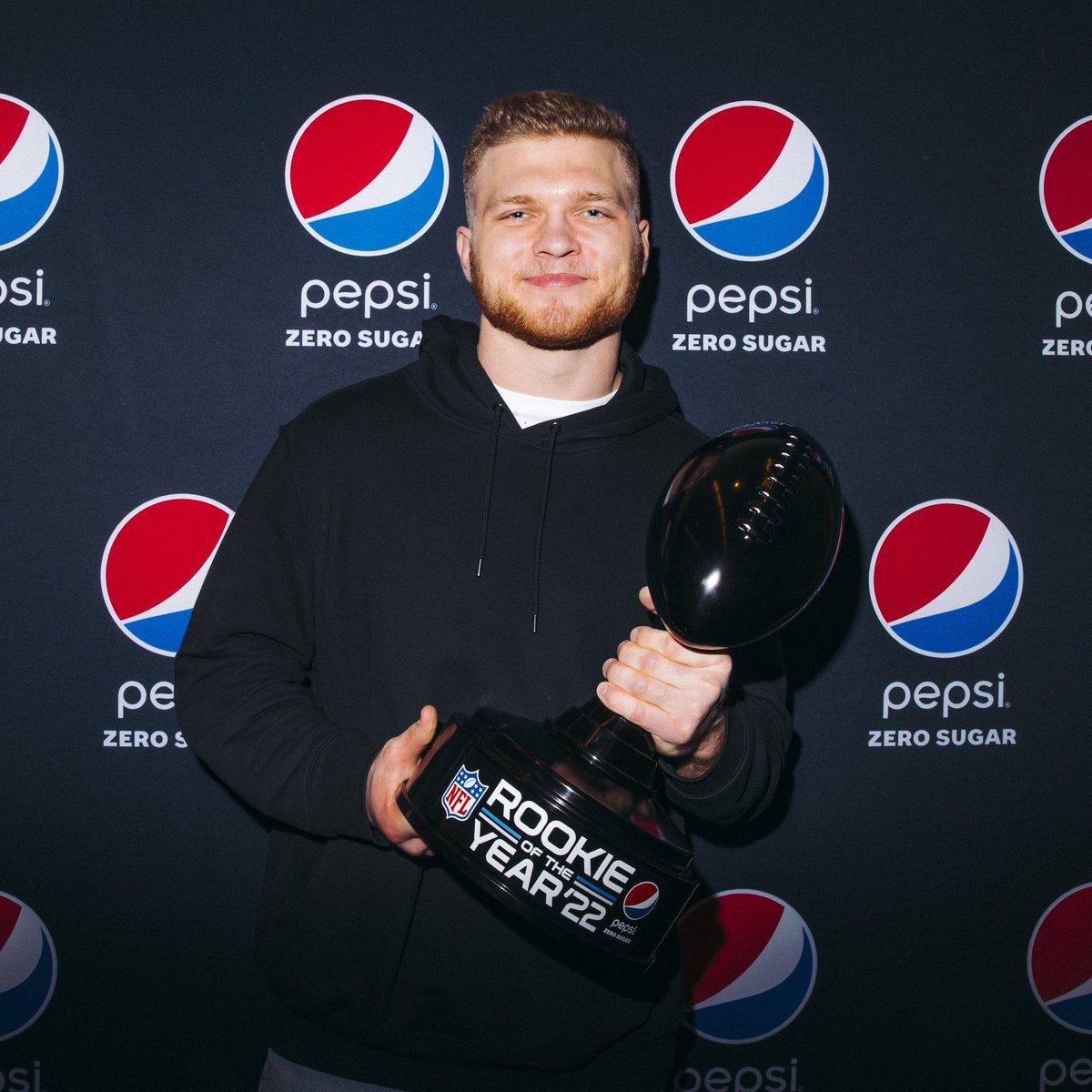 BSMotorCity's tweet photo. Aidan Hutchinson has been named the 2022 Pepsi Zero Sugar NFL Rookie of the Year

#OnePride https://t.co/q0zpBD8Bqj