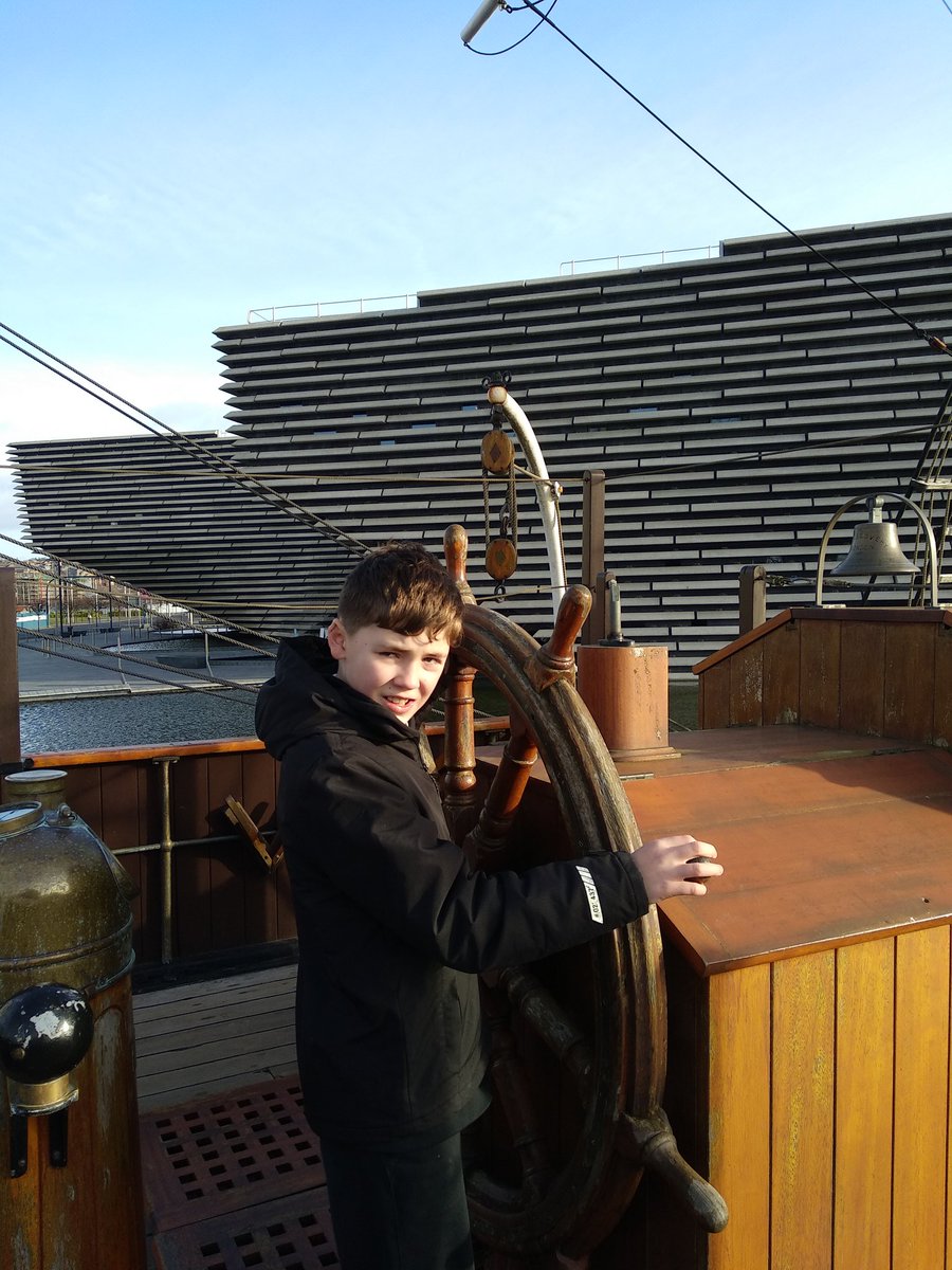 Another bright and chilly day for the next ESA1 Dundee and Me trip, this time to @DiscoveryDundee A really imaginative exhibition with things to do, draw and even try on! We were fascinated to see what life was like on the expedition. @DundeeLearning @visitdundee1 @VisitScotland