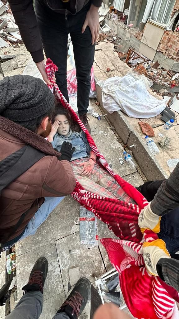 MurattSaribas's tweet photo. 🚨⚠️ #SONDAKİKA #DEPREM
Arkadaşlar; acil!

Erva kızımız, 2 gün önce enkazdan kurtulmuştu. Ancak Erva’nın babası kaç gündür kızına ulaşamıyor. Hangi hastanede belli değil. Kayıt yapıldı mı, yapılmadı mı, hangi şehirde, o da belli değil.

İsim: Amine Erva Nur GÜZEL
TC: 29950230640 https://t.co/Wq0cASCAHz