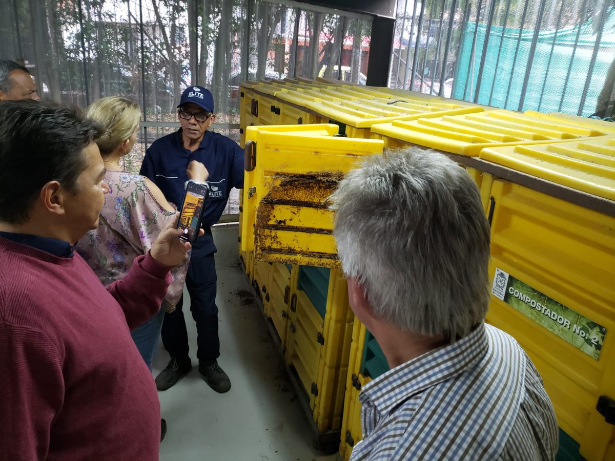 Visita de la empresa @Conhydra Perú a las instalaciones de #Compostaje de la <a href="/UNALOficial/">Universidad Nacional de Colombia</a> sede Medellín, la cual tiene una capacidad para aprovechar los residuos orgánicos de 16 ton/mes. #ColombiaBasuraCero #MedellinBasuraCero <a href="/MedellinUNAL/">Sede Medellín UNAL</a>