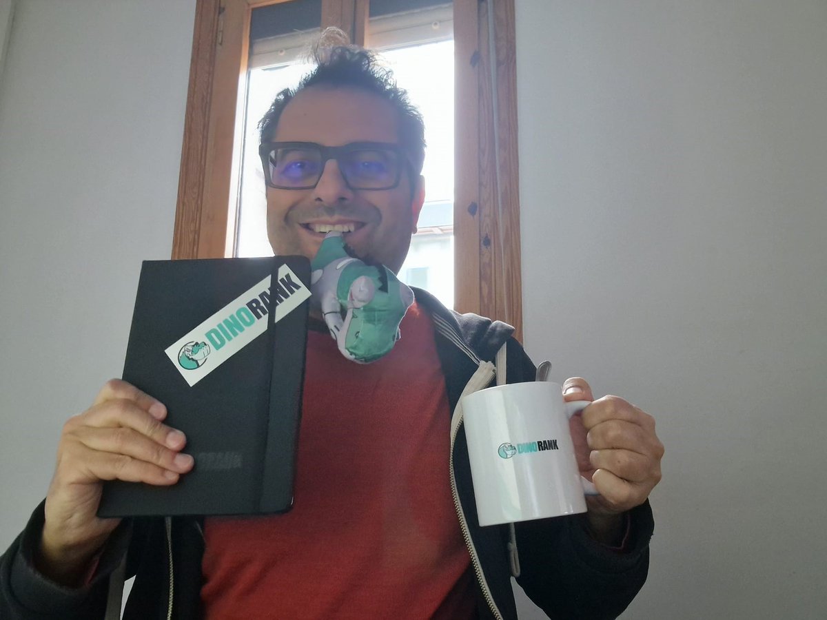 Mira que majos los de @DinorankSEO que me han enviado los regalitos de la #DinoBOX #EmprendeSEO (si, lo de la boca es un dino de peluche...) <a href="/GabrielAylagas/">Gabriel Aylagas</a>  <a href="/DeanRomero10/">Dean Romero</a> Gracias a todo el equipo! 😀