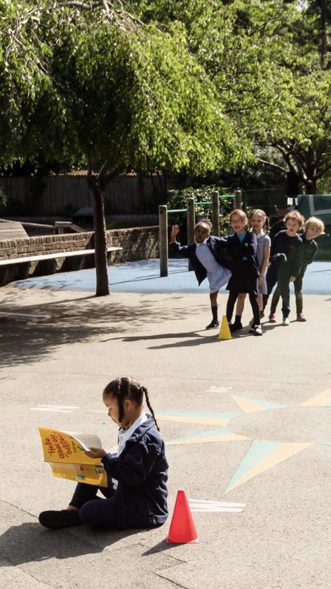 SteWaide's tweet image. 😡 Before you post your PE lesson with queues of disengaged kids ask yourself… 

🤔 Would I teach reading like this?? 

@cook_pe posing the question…