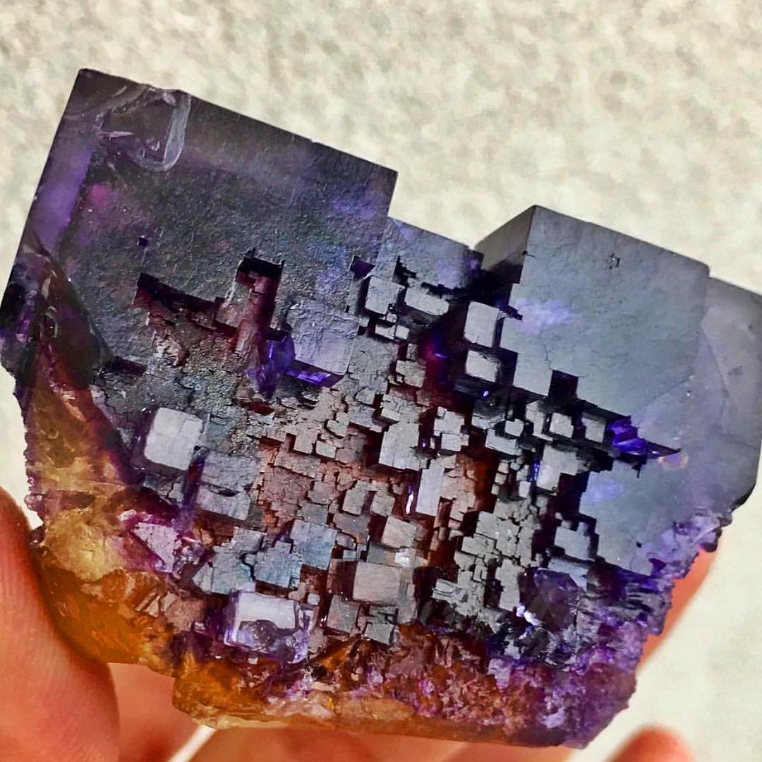 GeologyTime's tweet photo. Terminated Fluorite from the Victory Mine in Illinois 

Photo: The Crown Collection https://t.co/wmQ3Obhrhm