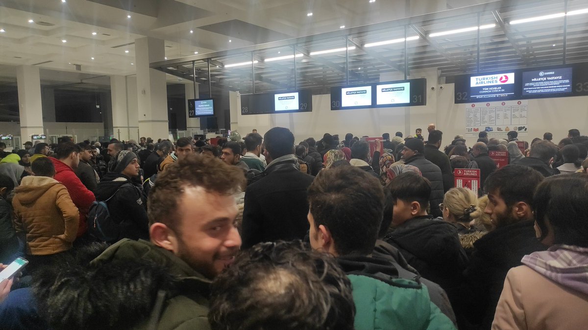 bulent2777's tweet photo. @TK_TR  THY tamam iyi niyetle yola çıktın ama; rezervasyon ve biletlemeyi yapmadan insanları havaalanına yığmak neden🤔Çok daha iyi organize edilebilirdi . https://t.co/GIDro9I3Zr