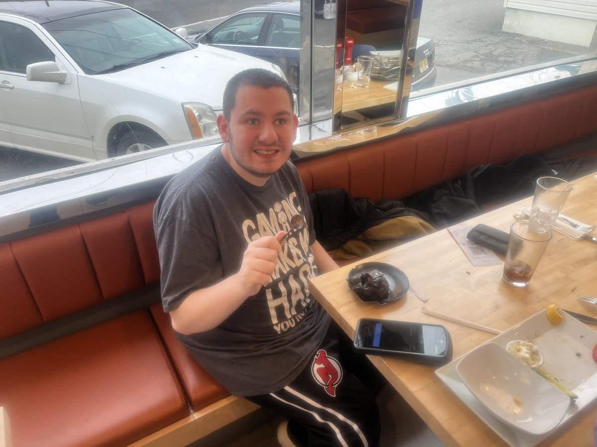 Basketmomma7's tweet photo. Shout out to the beautifully renovated Oasis Diner in Butler
Great food,service and even free valentine 💘 dessert for the Rise Guys
#communitybasedinstuction
#wearebutler 🐾 https://t.co/5D47kfp3fT