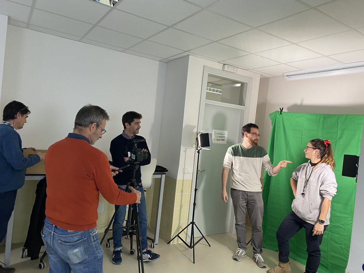 IESValmayor's tweet photo. Sesión de formación de hoy: creación, producción y edición de vídeos. #PlanDigitalDeCentro Gracias a nuestros ponentes @Noa_sin_h13 https://t.co/rWojy92cQt